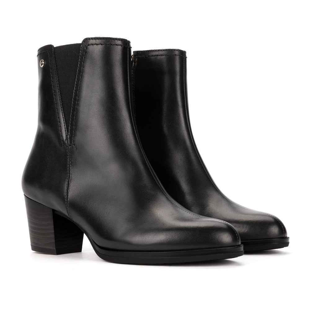 Pikolinos Zamora W0E-8628 black ankle boot, angled pair view