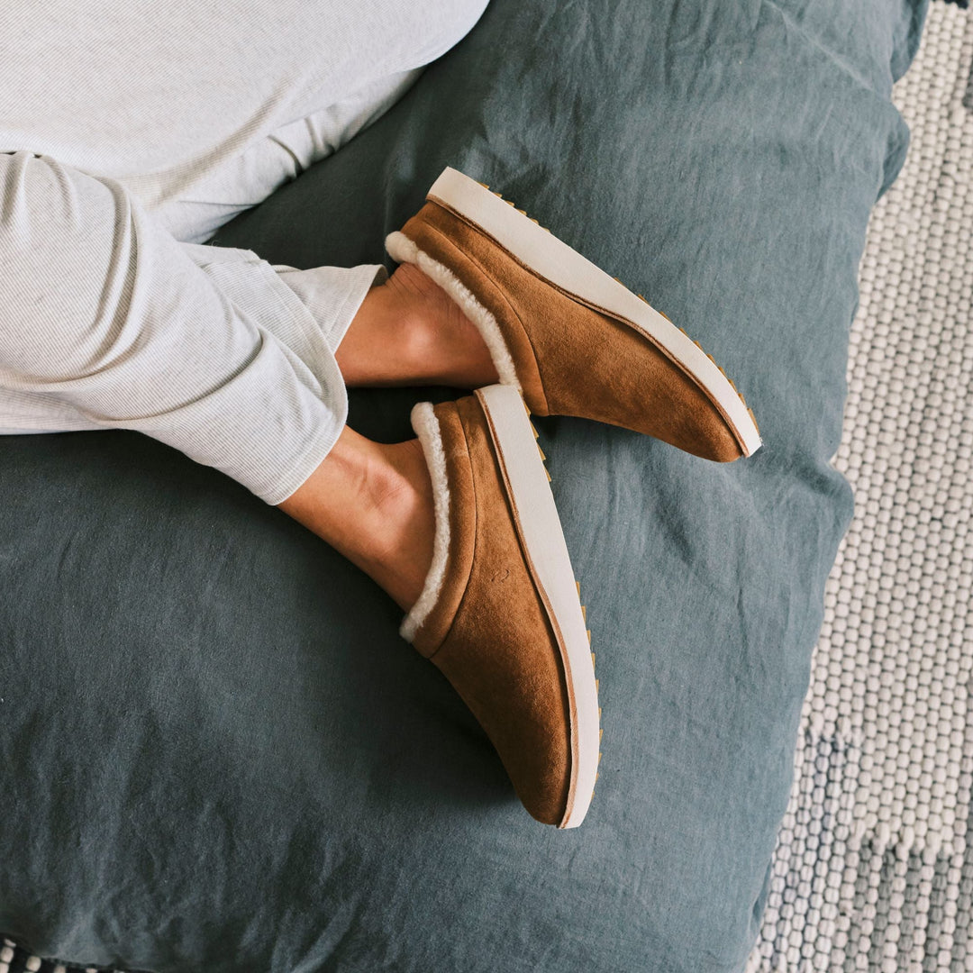 OLUKAI SLIP TAN GLD
