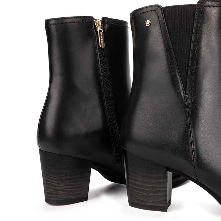 Pikolinos Zamora W0E-8628 black ankle boot, zipper and elastic panel detail