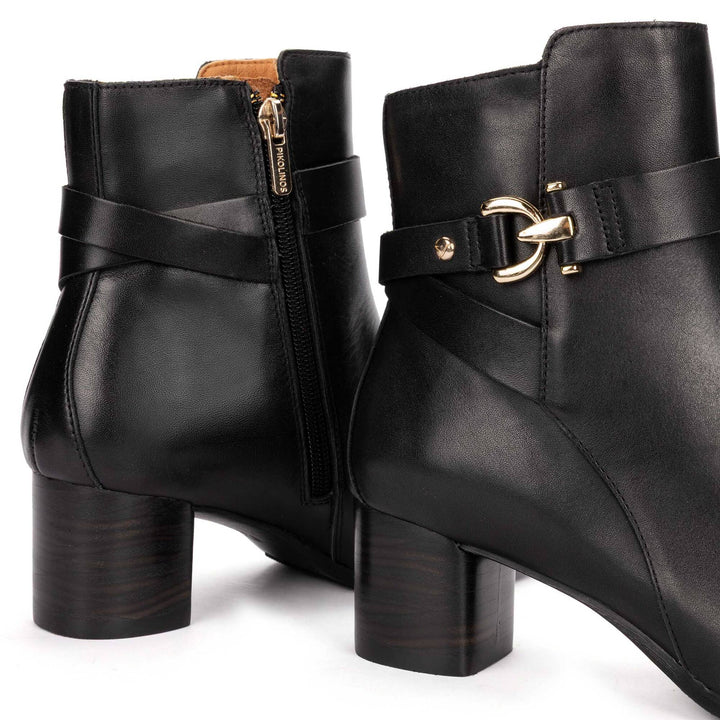 Pikolinos Calafat W1Z-8914 black ankle boot, buckle and zipper detail view