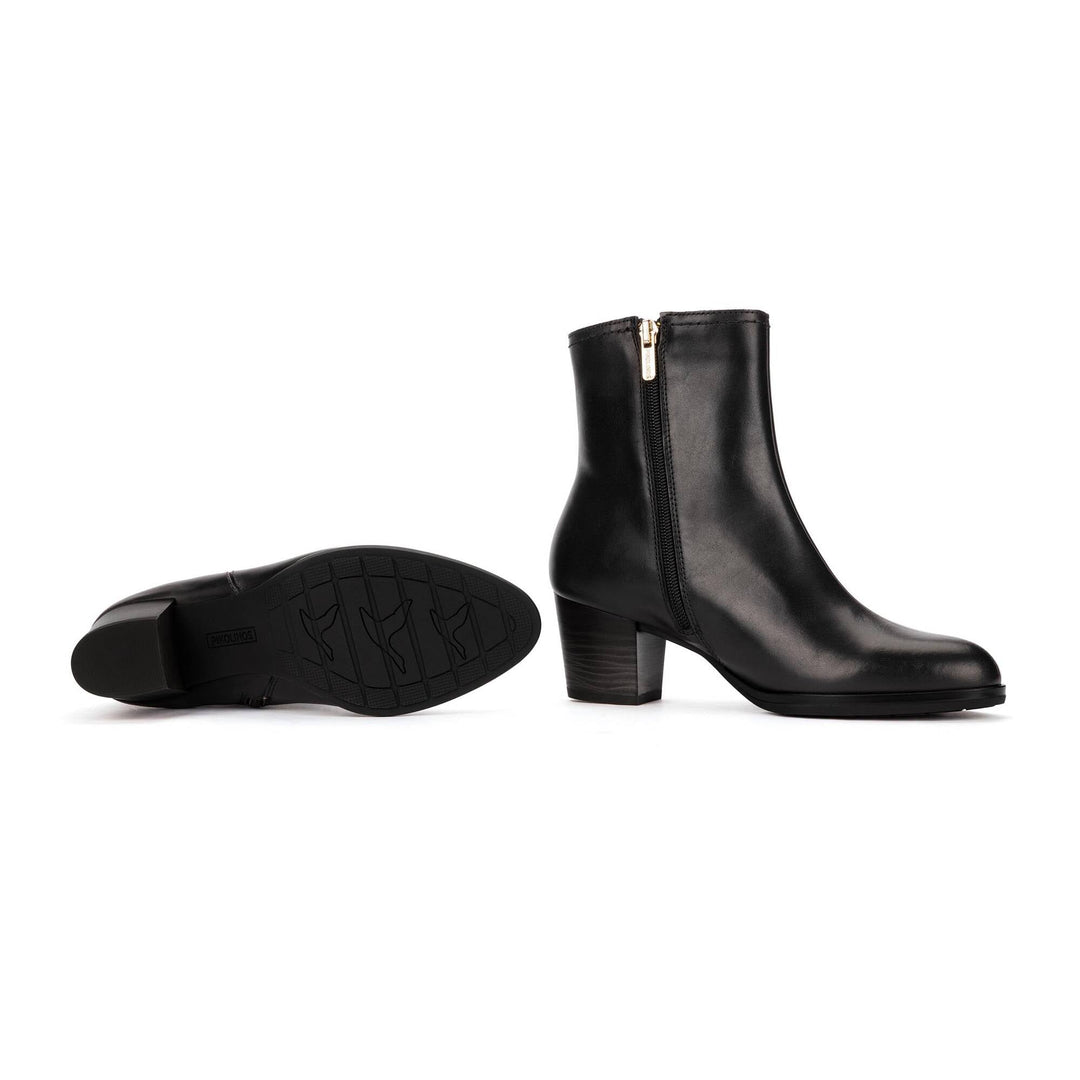 Pikolinos Zamora W0E-8628 black ankle boot, sole and side view