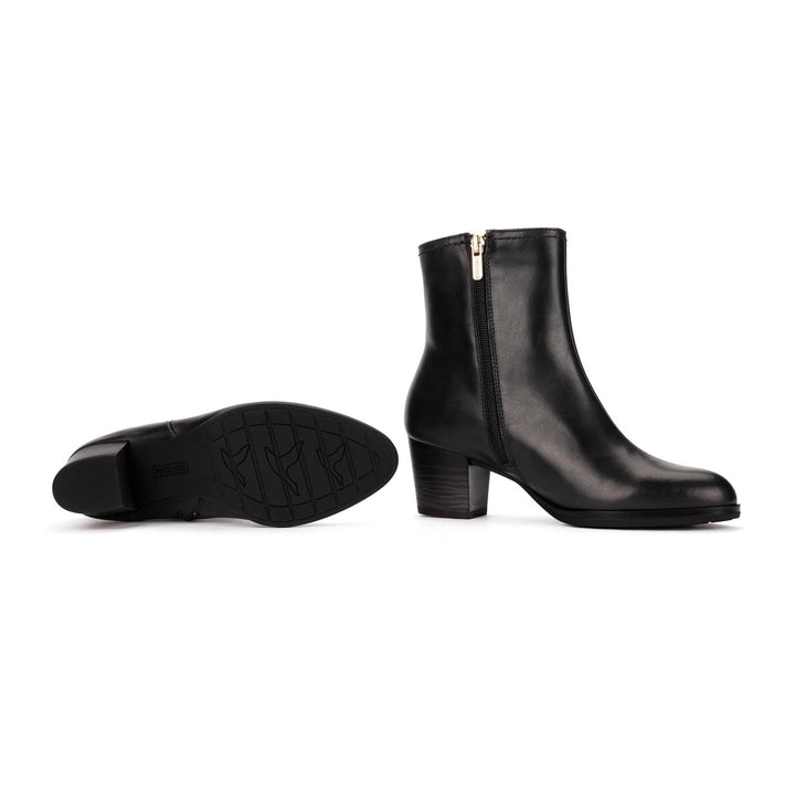 Pikolinos Zamora W0E-8628 black ankle boot, sole and side view