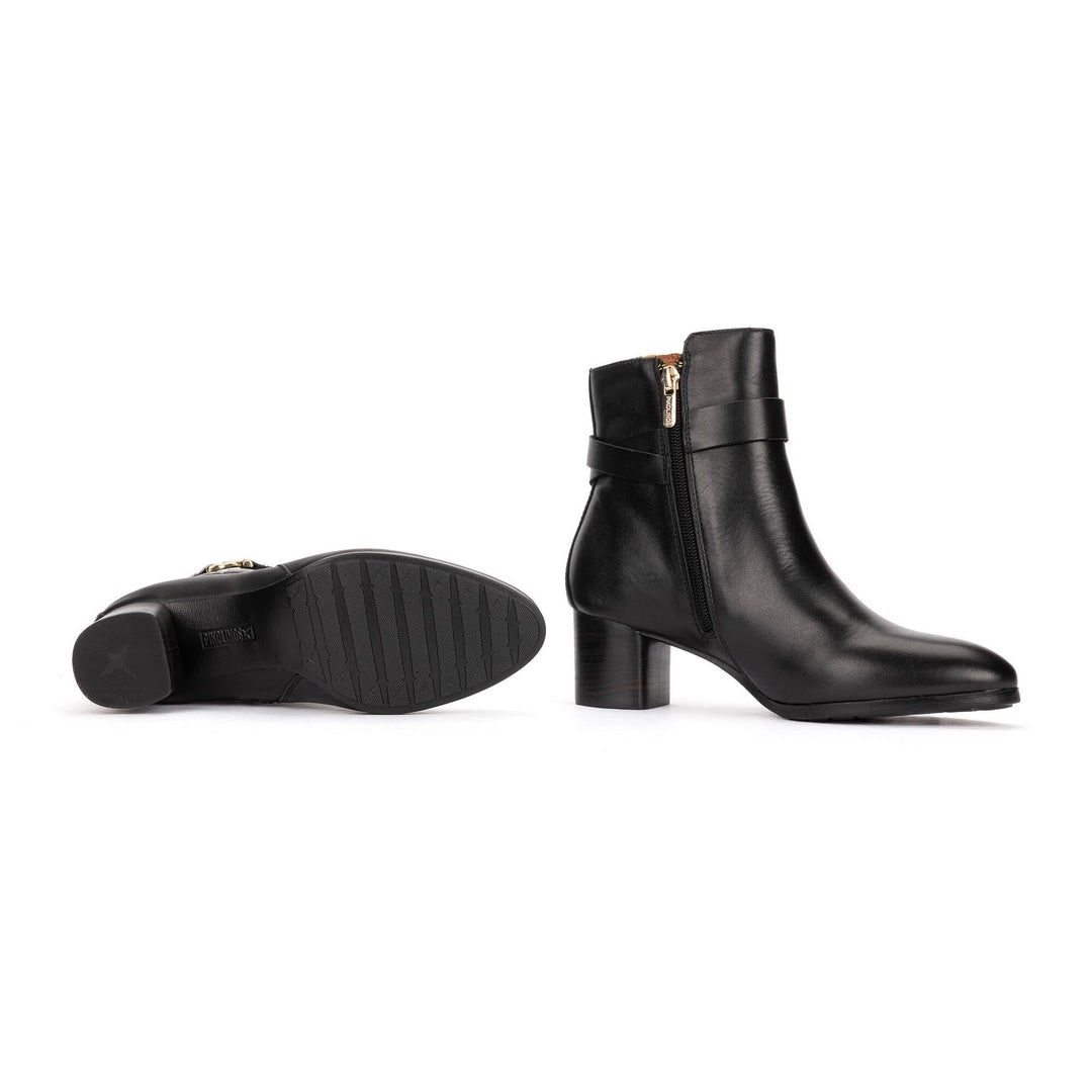 Pikolinos Calafat W1Z-8914 black ankle boot, sole and side view