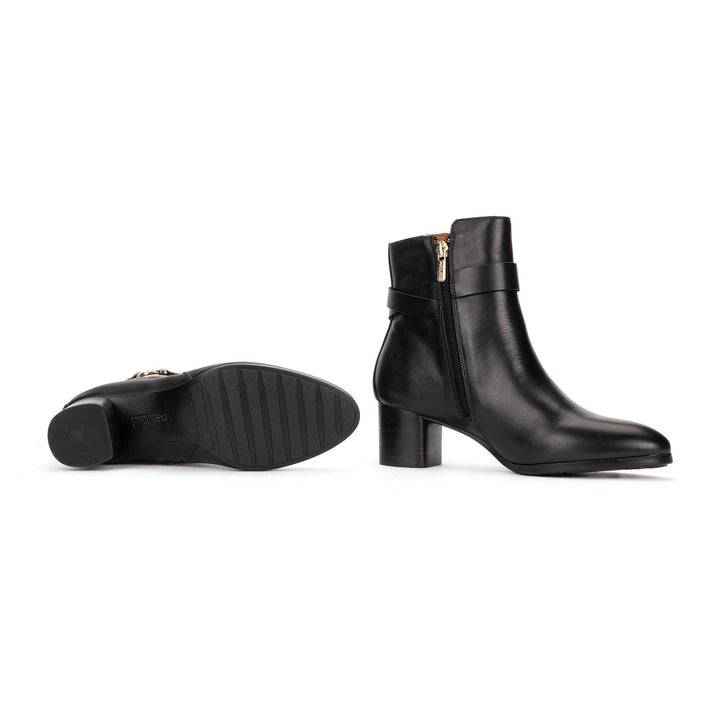Pikolinos Calafat W1Z-8914 black ankle boot, sole and side view
