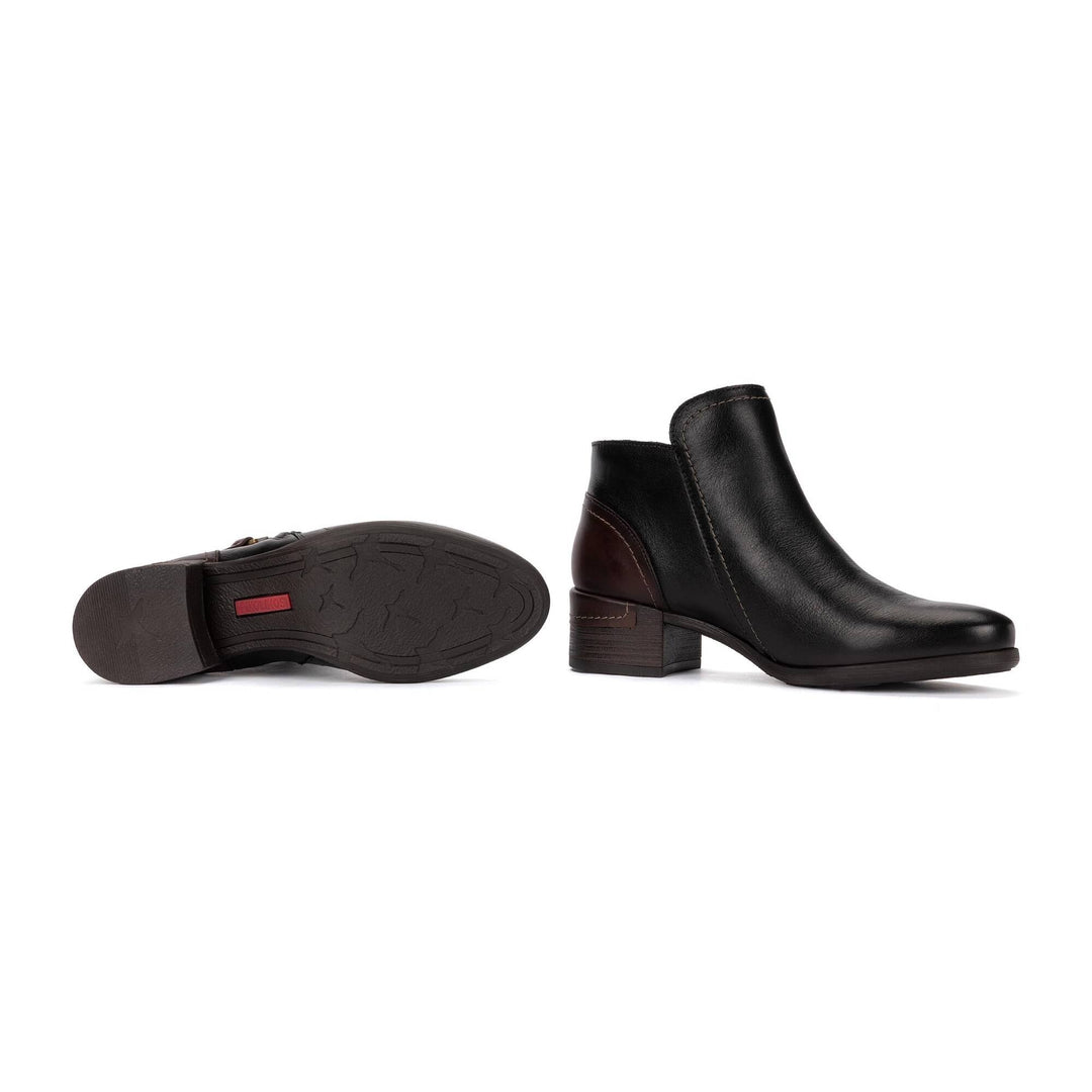 Pikolinos Malaga W6W-8648 black ankle boot, sole and side view